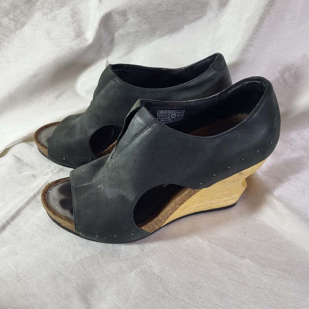 Artisian Tsubo S/N 8242-BLK Black Leather Peep Toe Wedge Sandals Size 9